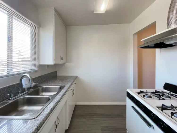 Rent Beautifully Remodeled Apartment in Prime Arcadia with Great Amenities