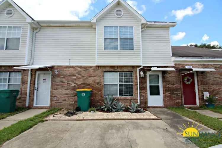 Rent Townhouse in Fort Walton Beach with Fenced Yard and Spacious Interior