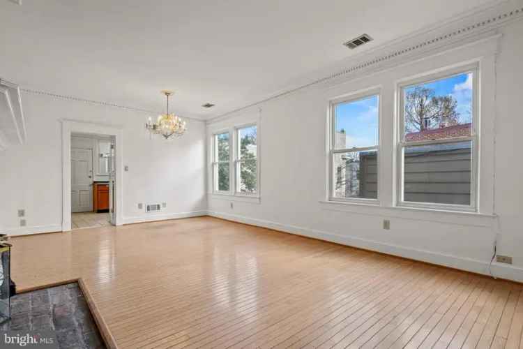 House For Sale in 916, East Capitol Street Northeast, Washington, District of Columbia