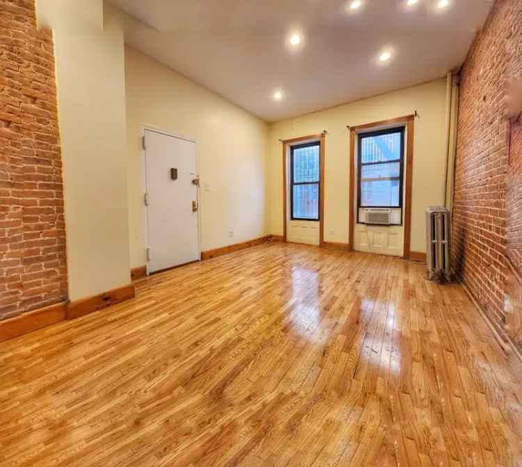 Rent Studio Apartment in Prime Location with Natural Light and Roof Access