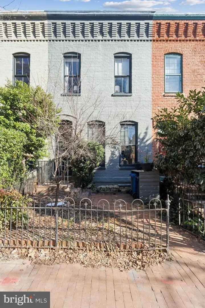 House For Sale in 308, 10th Street Southeast, Washington, District of Columbia