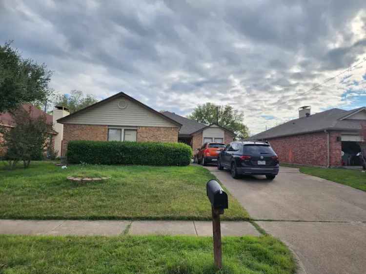 Rent Beautiful Brick Home with 3 Bedrooms and 2 Baths in South Facing Yard