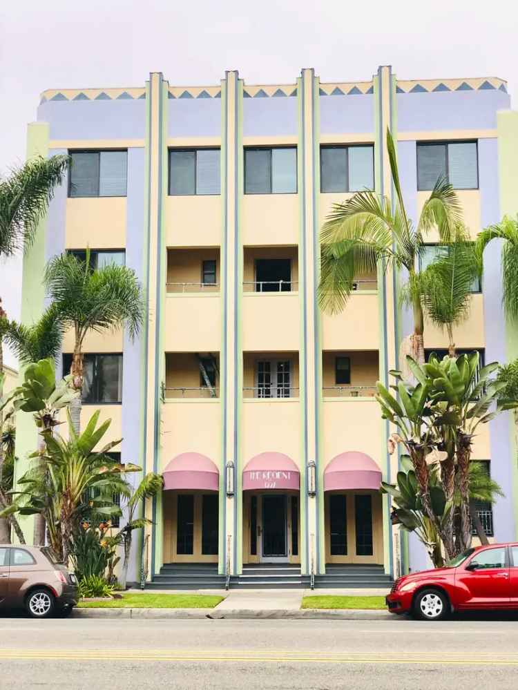 Rent Art Deco Studio Near Beach on Ocean Blvd