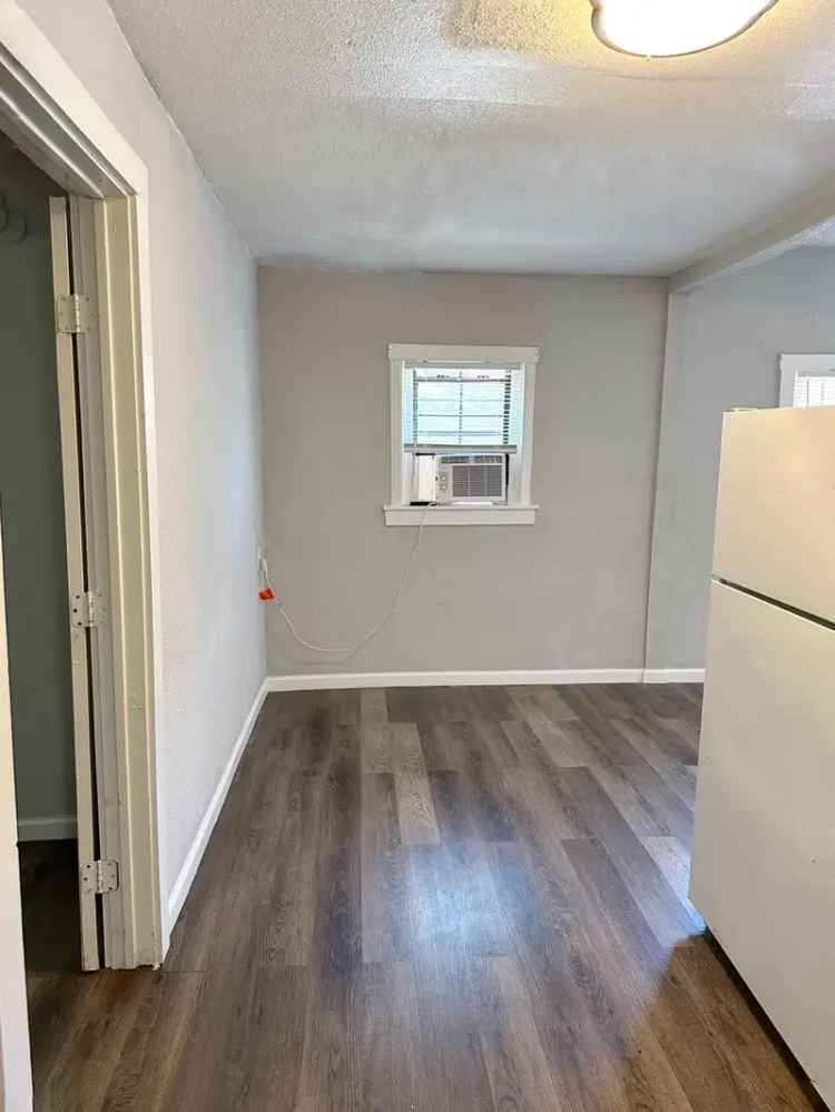 Rent Renovated Apartment Unit in Historic Neighborhood with 2 Bedrooms