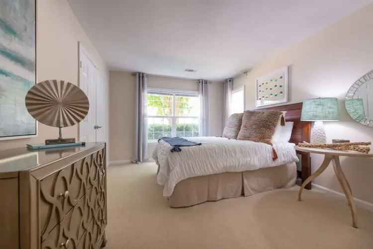 Rent Apartments at The Elms at Kingstowne with Community Features