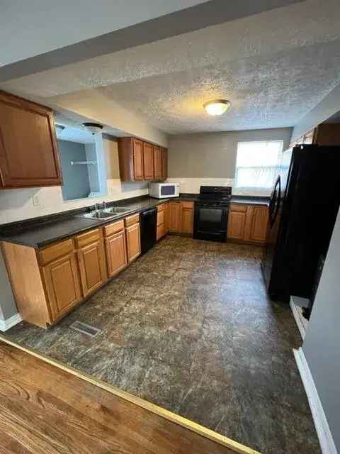 Rent House in Northeast Location with 4 Bedrooms and Large Yard