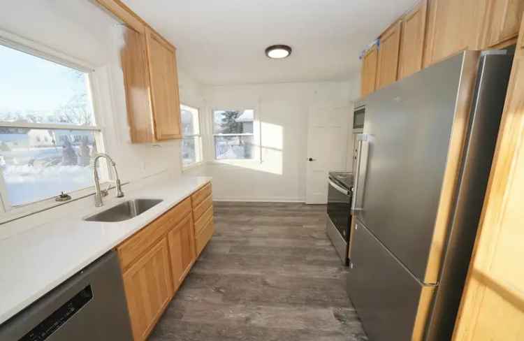 Rent Townhouse in Prime Richfield Location with 3 Bedrooms and Parking