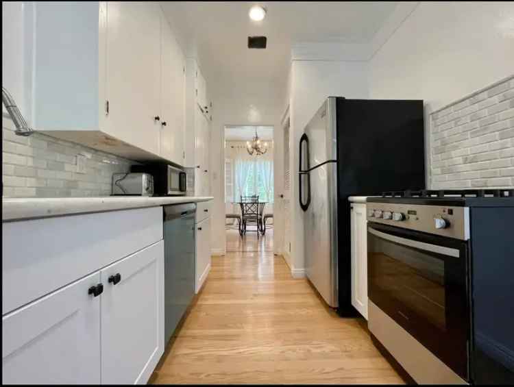 Rent Townhouse Near Wilshire Beach with 2 Bedrooms and A/C