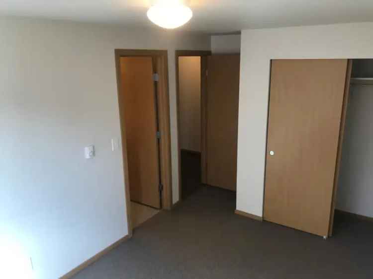 Rent 4 Bedroom Apartment Unit for Students near I-5 and UW