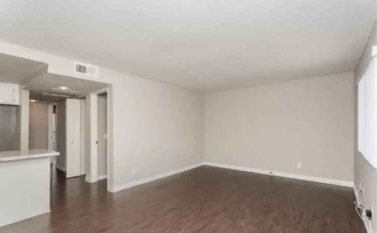 Rent Apartments in Magnolia Court Near Freeway and Shopping Centers