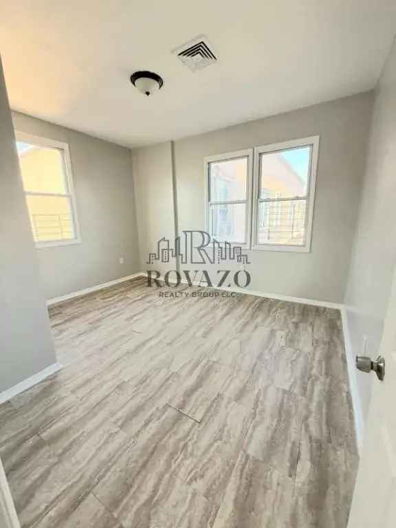 Rent Beautiful Renovated Apartment Near Shops and Transit