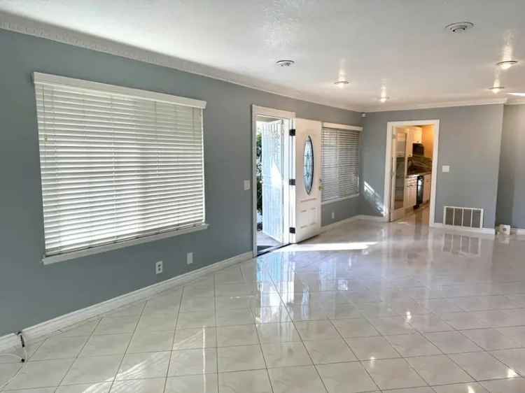 Townhouse for Rent Near Harbor with Spacious Bedrooms and Patio