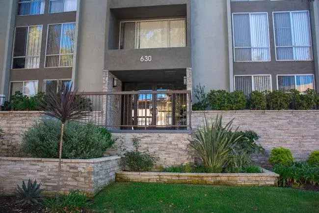 Rent 2 Bed 2 Bath Apartment in Inglewood with Pool and Parking