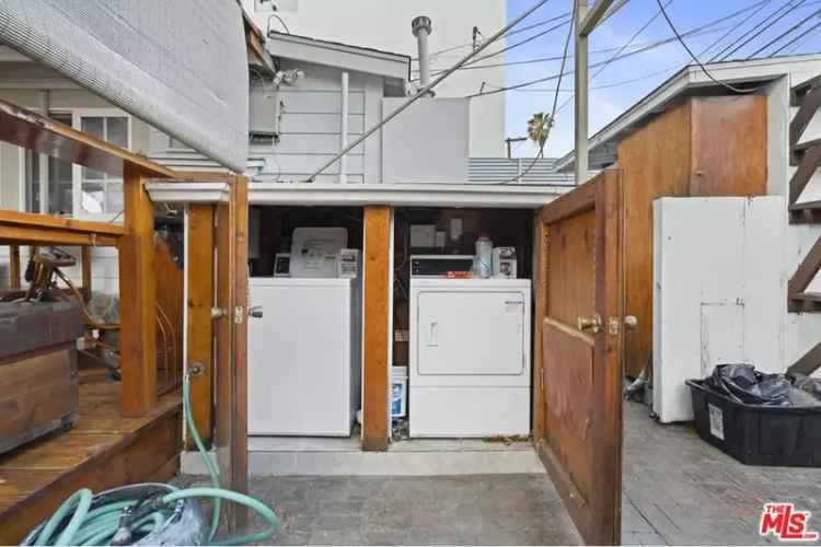 Rent triplex in Venice Beach with three separate units and outdoor space