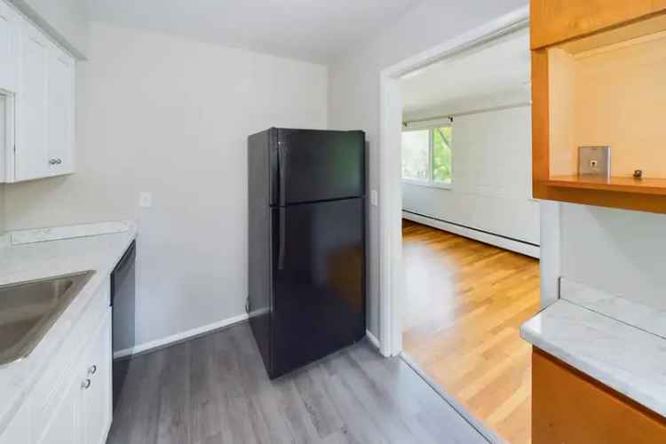 Rent Apartment Unit Near Mt Lookout Square with Updated Features