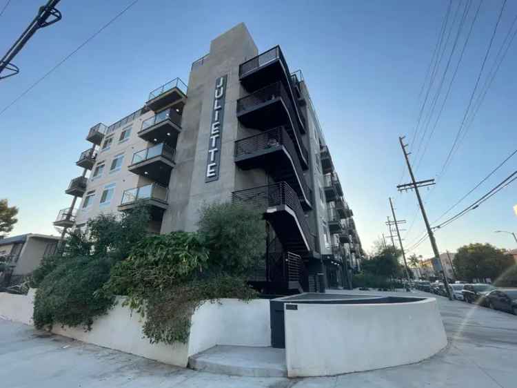 Rent Modern Apartment in North Hollywood with Rooftop Gym and Pool