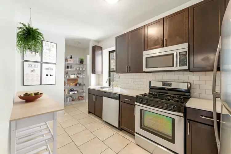 Rent Art Deco Apartments in Fairmount with Modern Amenities