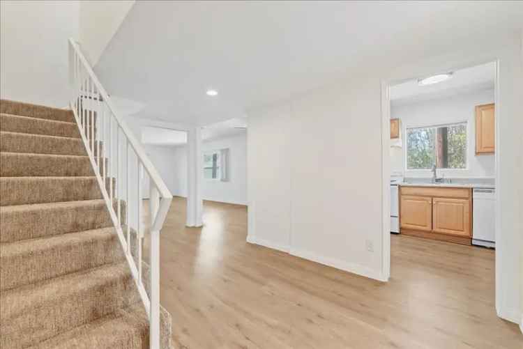 Rent Spacious 3 Bedroom Apartment in Van Nuys with Modern Features