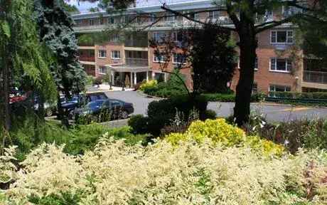 Rent Luxury Apartments in Roslyn with Beautiful Finishes and Amenities