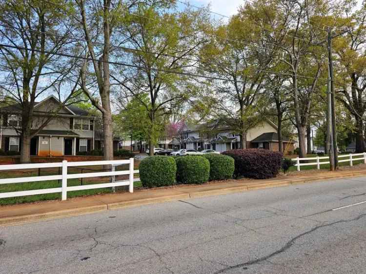 Rent Apartments at The Oaks at Laurel Baye in Greenville SC