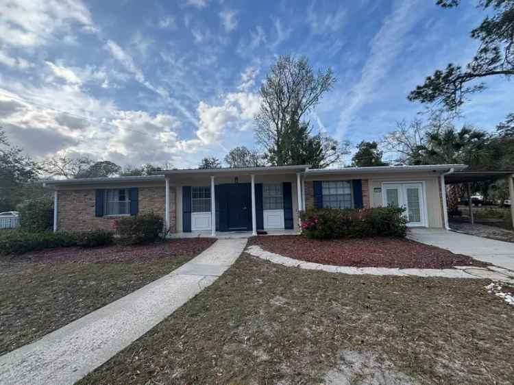 Rent Spacious 4BR Home with Bonus Flex Space in Prime Gainesville Location