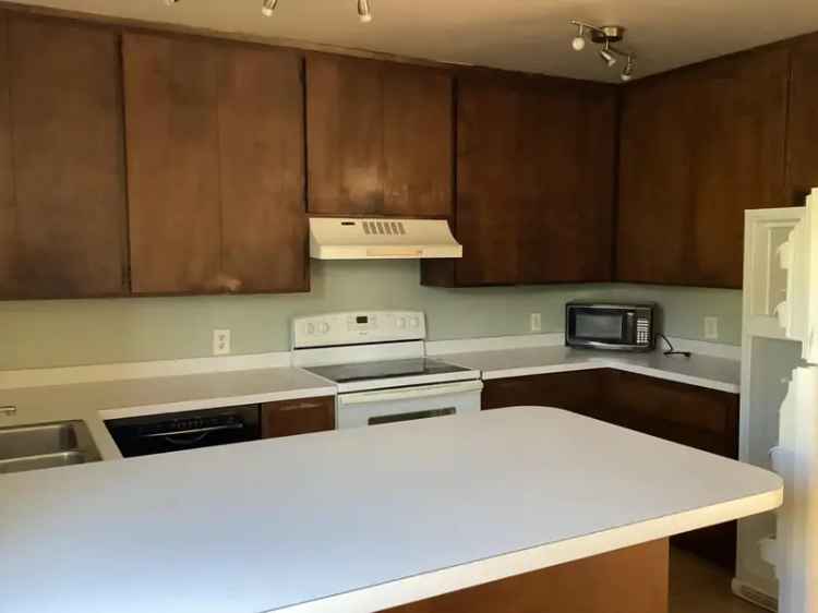 Rent Apartment Unit with Golf Course View and Patio Access