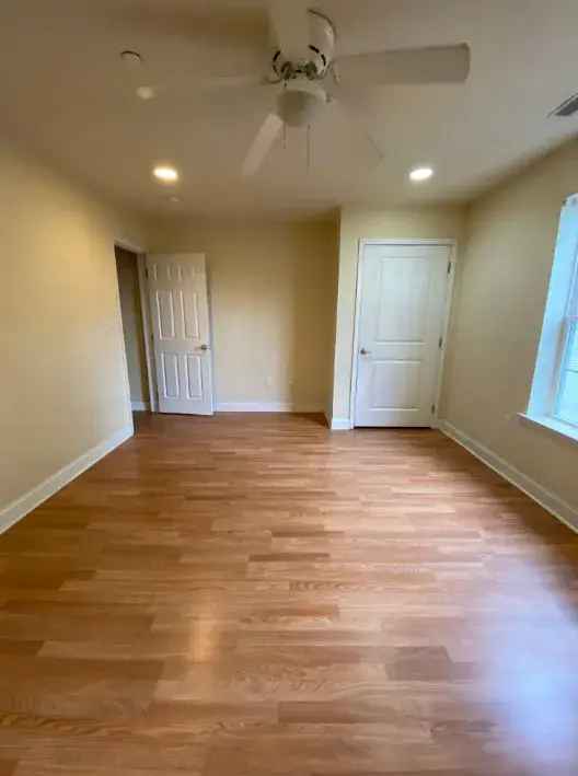 Rent Spacious Apartment Unit with 4 Bedrooms 2 Bathrooms Near Temple University