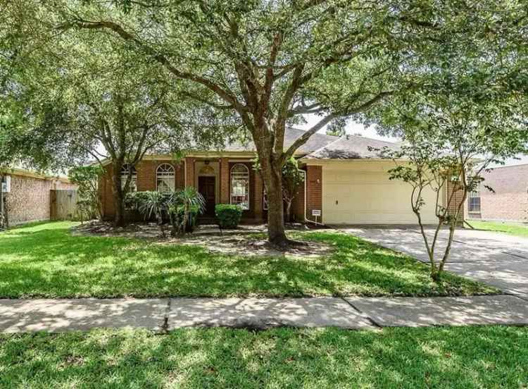 Rent 1 Story Home in League City South Shore Village with 3 Bedrooms and 2 Bathrooms