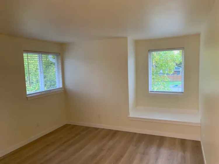 Rent Duplex Poulsbo Newly Remodeled 2 Bed 1.5 Bath with Yard Maintenance