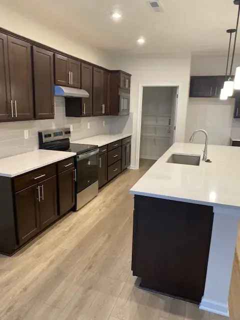 Rent Gorgeous Brand New Home with 3 Bedrooms in Scenic Community