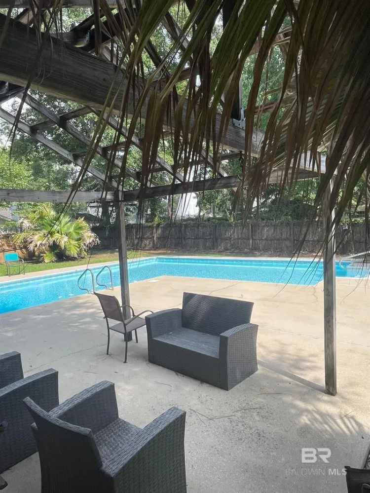 Buy Cottage in Lake Forest with Private Swimming Pool and Greatroom Features