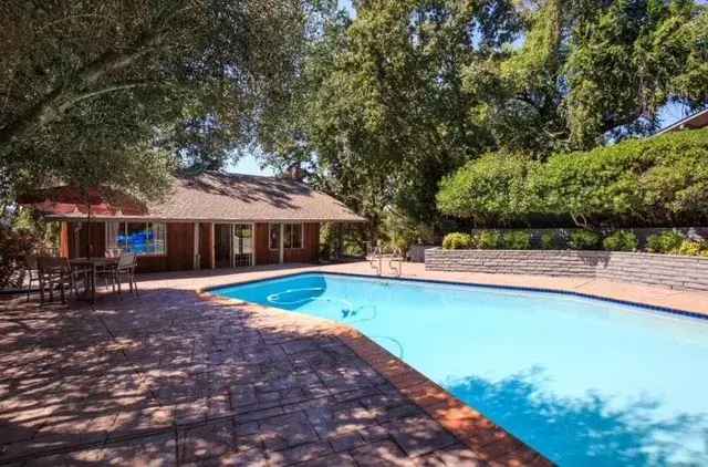 Rent Cottage in Lafayette with Garden and Pool Features