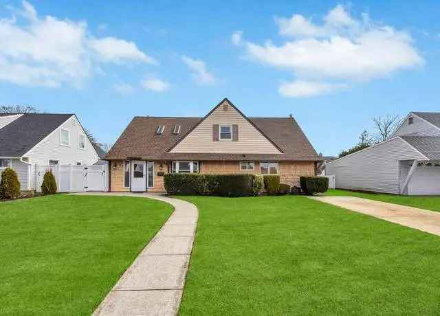 House For Sale in 23, Abbey Lane, Levittown, New York