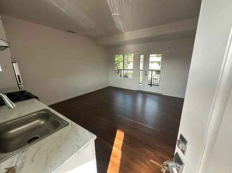 Rent Upstairs 2 Bedroom Apartment in San Rafael with Modern Features