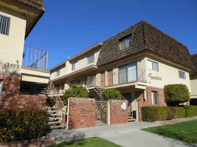 Rent Spacious Apartments in Historic Uptown Whittier with Pool and Parking