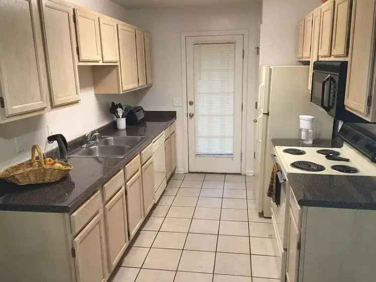 Rent Room in 4 Bedroom Townhouse near FSU Campus with Great Amenities