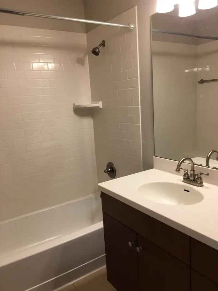 Rent Luxury Apartment Unit in Chattanooga with Resort Pool View