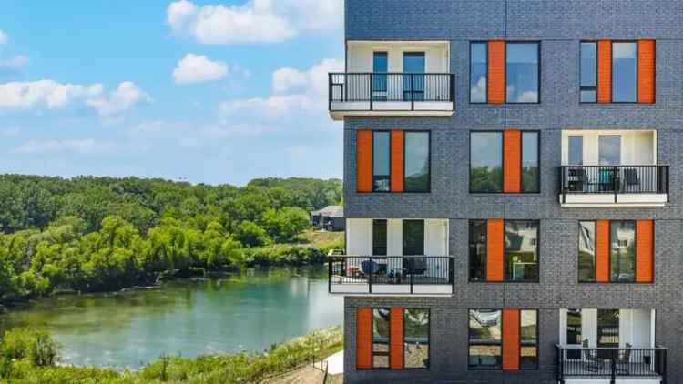 Luxury rent apartment near Iowa City with stunning views and amenities