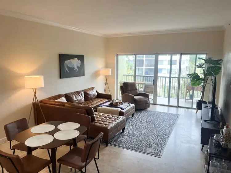 Rent Luxurious 2 Bedroom Condo Near Palm Beach with Great Amenities