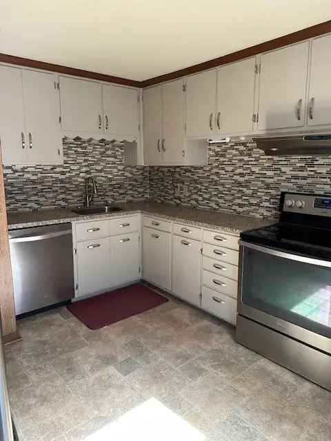 Rent 3 Bedroom Apartment Unit in Nashville with Pool and Remodeled Features