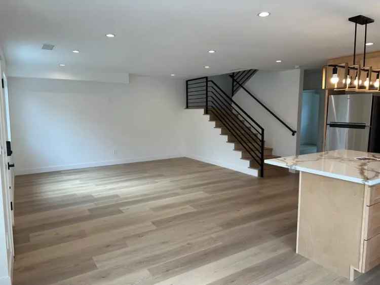 Rent 4 Bedroom Townhouse in Sherman Oaks with Spacious Interiors