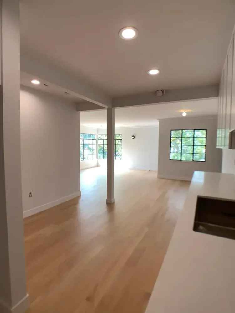 Rent Large One Bedroom Apartment in North Santa Monica with High End Finishes