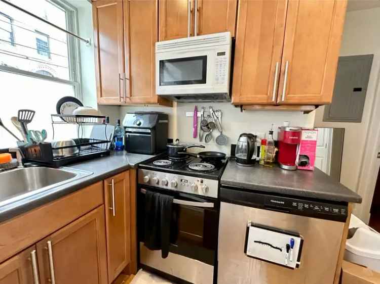 Rent Renovated Duplex Apartment Unit in Huntington Avenue with 4 Bedrooms