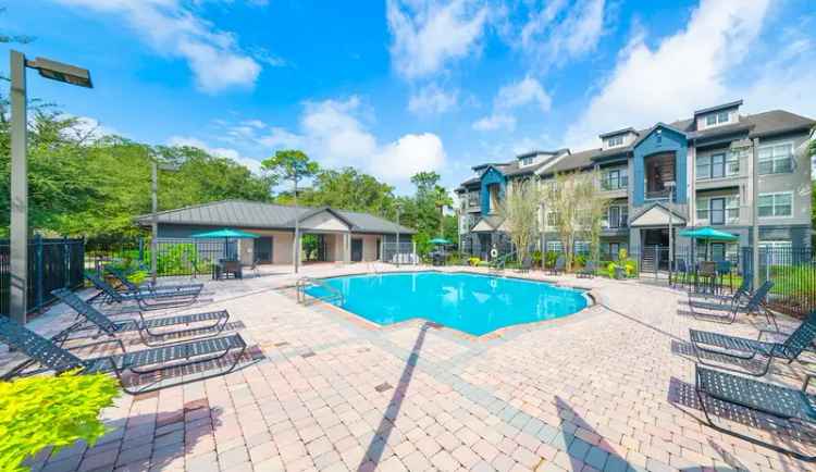 Rent Apartments in Jacksonville with Pools and Tennis Courts