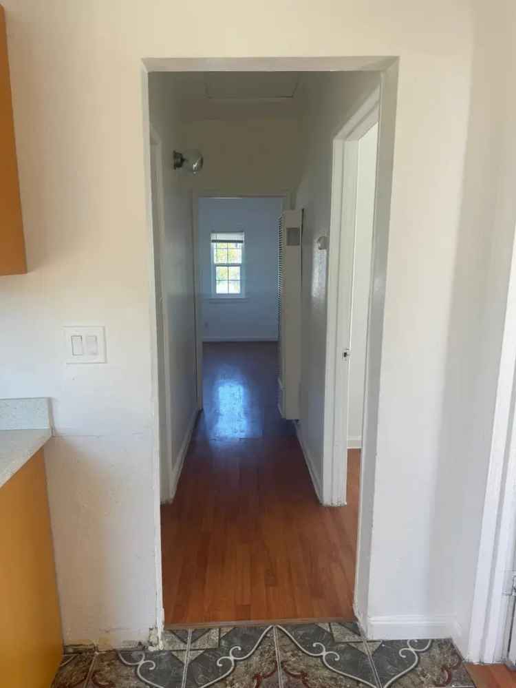 Rent 3 Bed Apartment in Emeryville with Modern Amenities and Schools Nearby