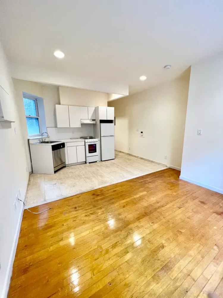 Studio Apartment for Rent in Upper West Side with Elevator Access