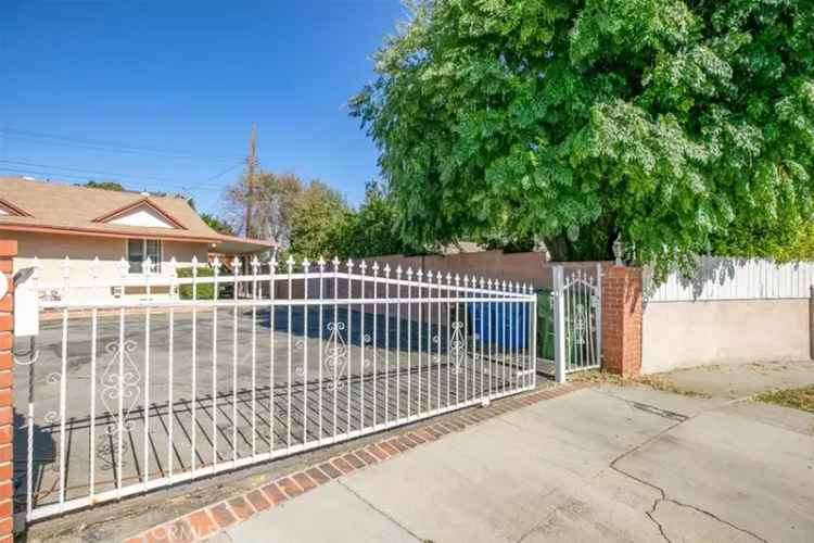 Buy Charming Home with Pool and Garage in a Peaceful Area