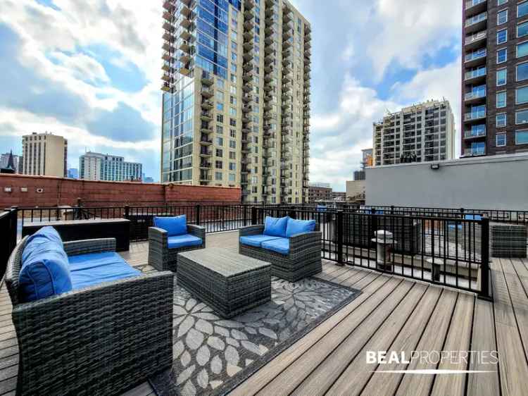 Rent Old Town Apartment with Central Air Private Balcony Near Clark Division Red Line