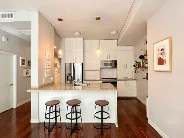 Rent Beautiful Two Bedroom Condo in Pearl District with Great Amenities