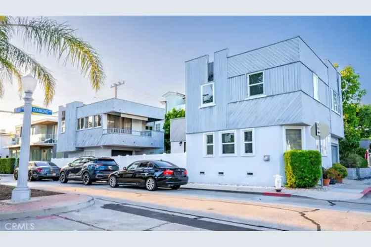 For Sale Duplex in Balboa Island with Bay Views and Spacious Units